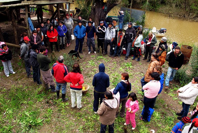 Oficina Itinerante: Assembléia com os habitantes da ilha no córrego La Paloma, 2010. Foto: Alejandro Meitin