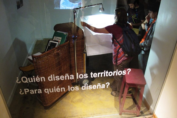 Oficina Itinerante: Quien diseña los territorios - para quien? Sala Microespacio, Museo de Bellas Artes da Província de Buenos Aires, 2010. Foto: Alejandro Meitin
