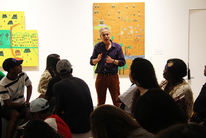 <i>Forum To Be or Not Be, Being and Not Being.</i> Juan Manuel Echavarría talks to the invited audience, Casa Daros, 2013. Photo: Jaqueline Felix.