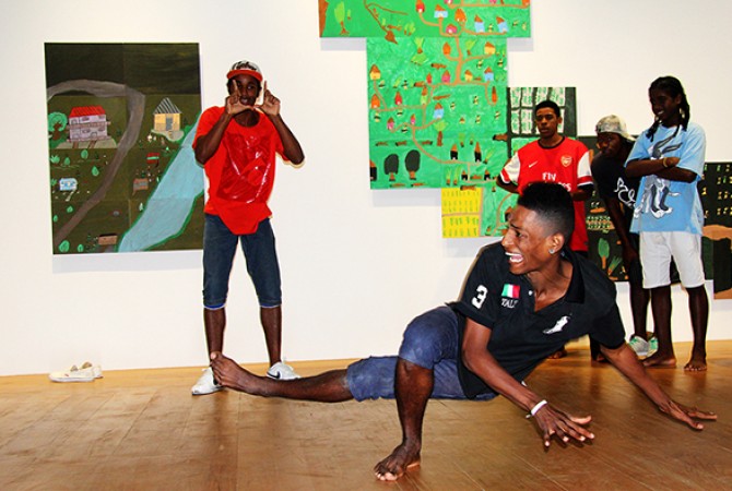 <i>Forum To Be or Not Be, Being and Not Being.</i> With the participation of the Battle of passinho (type of urban dance) with Diogo Breguete and dancers, Casa Daros, 2013. Photo: Jaqueline Felix.