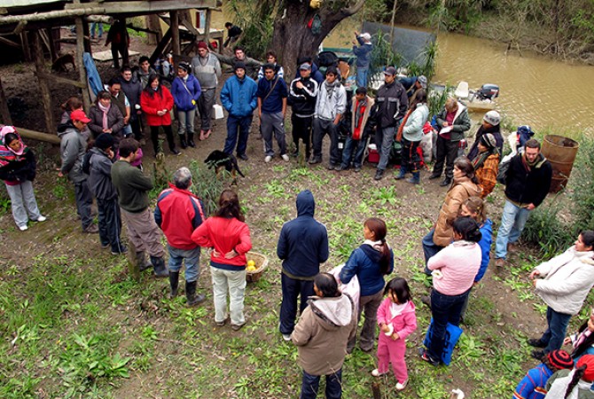 Traveling workshop.  Assembly with residents of the island of La Paloma stream, 2010. Photo: Alejandro Meitin