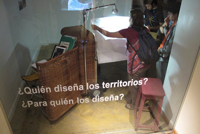 Traveling workshop: Who designs territories – for whom? Microspace room, State of Buenos Aires Fine Arts Museum, 2010. Photo: Alejandro Meitin