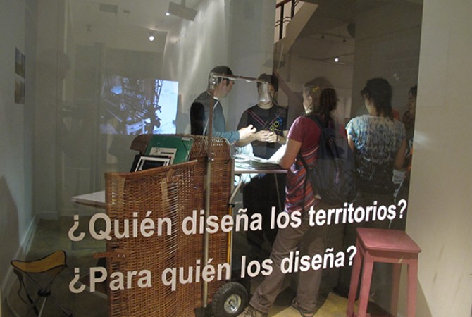 Traveling workshop, Micro-space room, State of Buenos Aires Fine Arts Museum, 2010. Photo: Alejandro Meitin