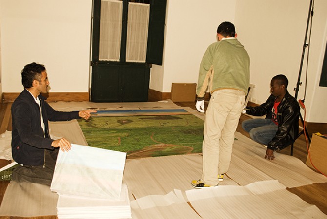 Photographs taken on a vista to Fundación Puntos de Encuentro (Points of Encounter Foundation), where the works are stored. In the images, Noel Gutierrez, Jhon Jairo Camacho and Fernando Grizales lay out and present the paintings. 20012. Photo: Roberta Condeixa.