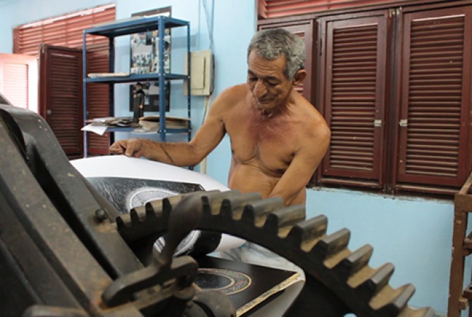 José Stênio Silva Diniz, xilógrafo. 2014. Foto: Daniel Leão.