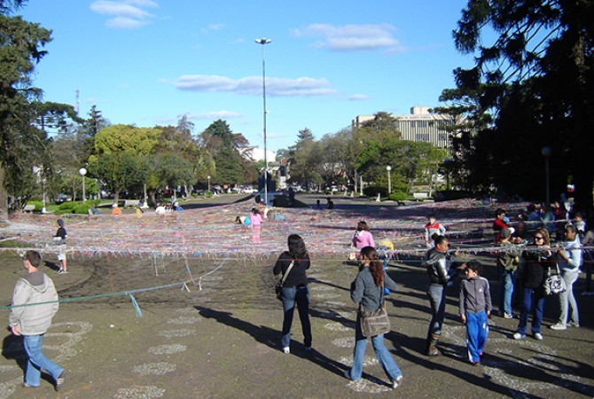 Programa de residências Artistas em disponibilidade. Residência do artista João Modé em Santana do Livramento-RS, cidade brasileira que faz fronteira com o Uruguai. 7ª Bienal do Mercosul, 2009.