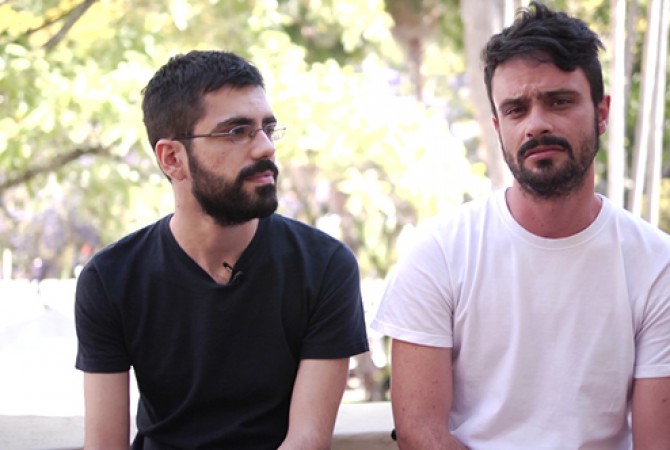 Michel Flores (esquerda) e Bruno Salvaterra (direta) Mediadores na 8ª Bienal do Mercosul e   integram o programa educativo da Fundação Iberê Camargo. Depoimento “Os sentidos do   sentido do público na arte”. Encontro regional, 7 de novembro, Porto Alegre, 2013, 9ª Bienal   do Mercosul. Frame de filme: André Oliveira/Leandro Almeida.