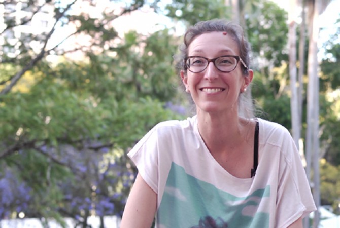 Mônica Hoff, artista/pesquisadora, ex-coordenadora do programa pedagógica da Bienal do   Mercosul e curadora de terra na 9ª Bienal. Depoimento “Os sentidos do sentido do público na   arte”. Encontro regional, 7 de novembro, Porto Alegre, 2013, 9ª Bienal do Mercosul. Frame de   filme: André Oliveira/Leandro Almeida.