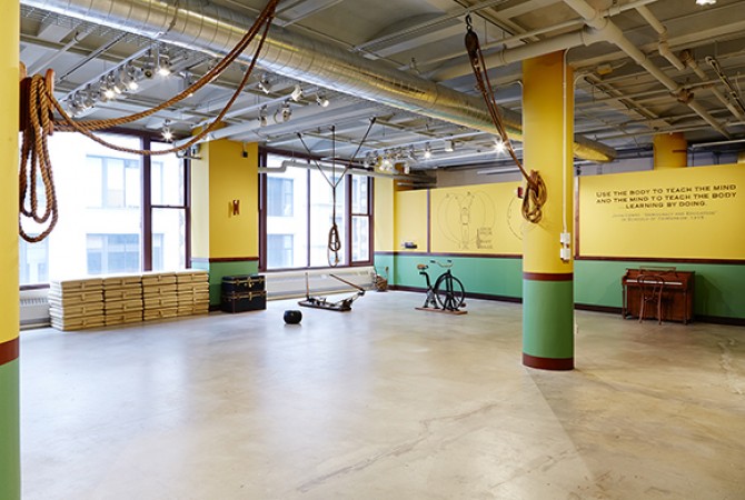 Pablo Helguera, <i>Addams-Dewey Gymnasium</i>, 2014, SAIC Sullivan Galleries. Foto: Tony Favarula. 