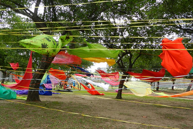 DouAções: Ateliê de pintura coletiva em homagem a Ivan Serpa, 12 de outubro de 2011. Núcleo Experimental de Educação e Arte do MAM Rio (2009-2013). Foto: Ignes Albuquerque e Taisa Moreno