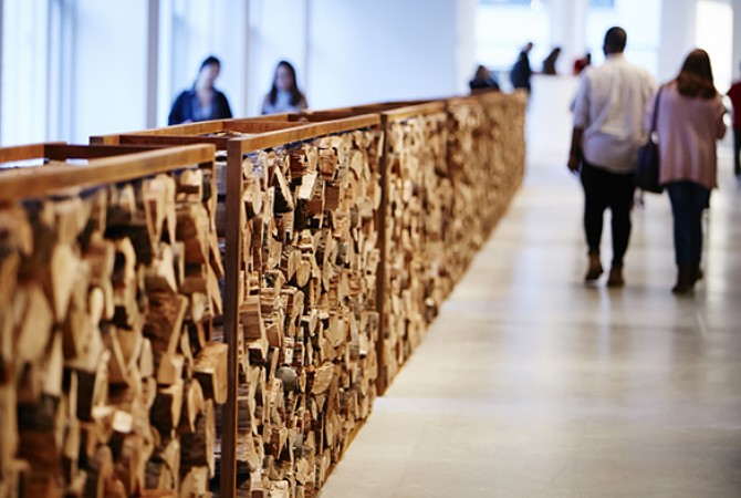 Iñigo Manglano-Ovalle, <i>Seven Thousand Cords (After Beuys)</i>, 2014, SAIC Sullivan Galleries. Foto: Tony Favarula