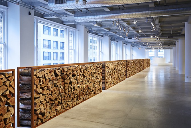 Vista da instalação. Iñigo Manglano-Ovalle, <i>Seven Thousand Cords (After Beuys) and Michael Rakowtiz, Every Weapon Is A Tool If You Hold It Right,</i> 2014, SAIC Sullivan Galleries. Foto: Tony Favarula