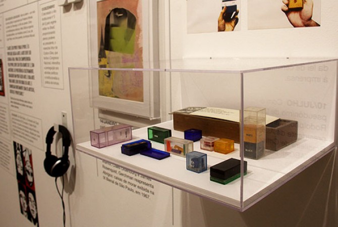 Fotos da instalação da exposição <em>Rubens Gerchman: Com a demissão no bolso</em>, 8 de agosto de 2014 – 8 de fevereiro de 2015, Casa Daros. Foto: Alline Ourique