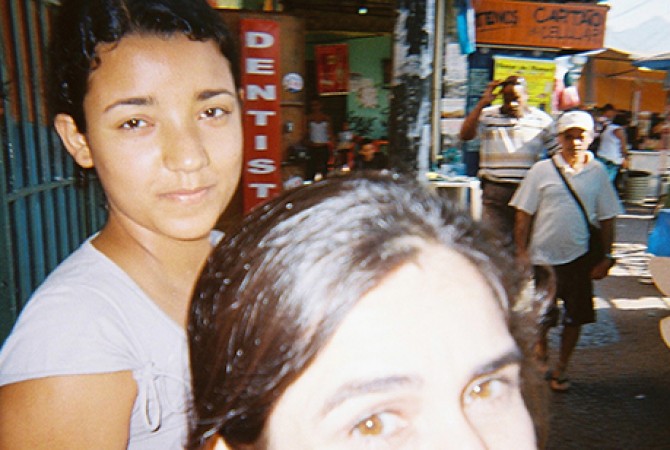 Complexo da Maré, percurso Empatia por Contágio durante o Projeto Irradiações. Núcleo Experimental de Educação e Arte, MAM Rio. Foto: Sandro Paz, 2010.