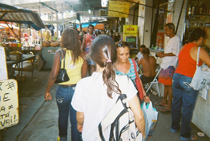 Complexo da Maré, percurso Empatia por Contágio durante o Projeto Irradiações. Núcleo Experimental de Educação e Arte, MAM Rio. Foto: Sandro Paz, 2010.