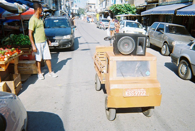 Complexo da Maré, percurso Empatia por Contágio durante o Projeto Irradiações. Núcleo Experimental de Educação e Arte, MAM Rio. Foto: Sandro Paz, 2010.