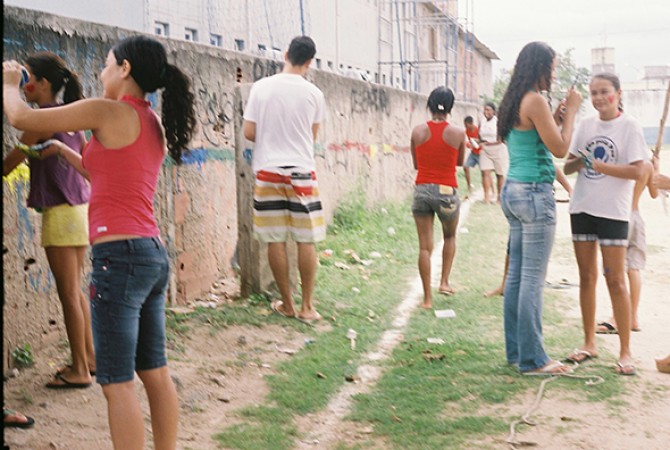 Collective action, wall painting behind the wasteland. Complexo da Maré Irradiations Project, Experimental Nucleus of Education and Art, MAM Rio. Photo: Gabriela Gusmão, 2010.