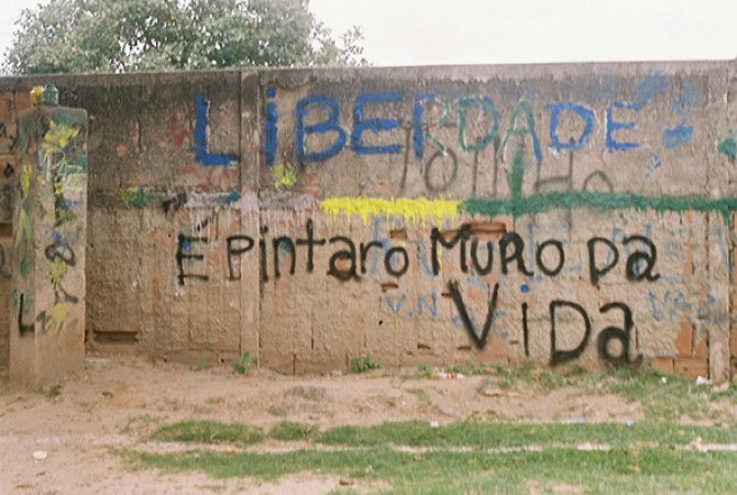 Ação coletiva, pintura do muro atrás do terreno baldio. Projeto Irradiações, Complexo da Maré. Foto: Gabriela Gusmão, 2010
