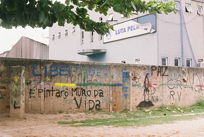 Ação coletiva, pintura do muro atrás do terreno baldio. Projeto Irradiações, Complexo da Maré. Foto: Gabriela Gusmão, 2010