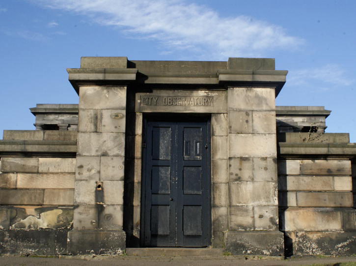 Fig 1 – 3. The City Observatory [Observatório da Cidade] antes das renovações, Edimburgo, 2016.