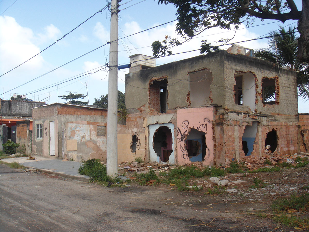 Vila Autódromo during the removals. Photos: Luiz Claudio Silva