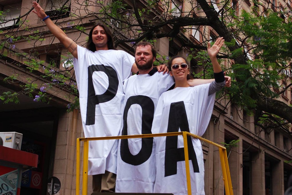 Performance do artista Paulo Bruscky  na cidade de Porto Alegre